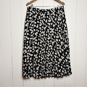 Chartou Black Daisy Pleated Maxi Skirt. Size 2 XL. NWT.